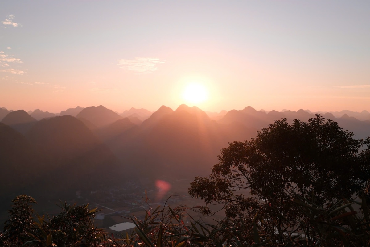 Núi Nà Lay vào chiều hoàng hôn 